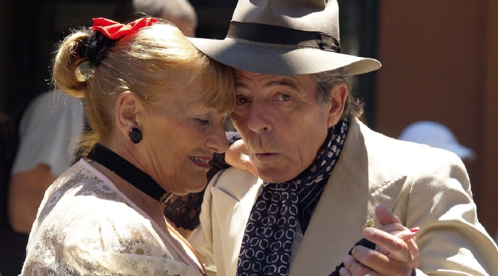 pareja de la tercera edad bailando