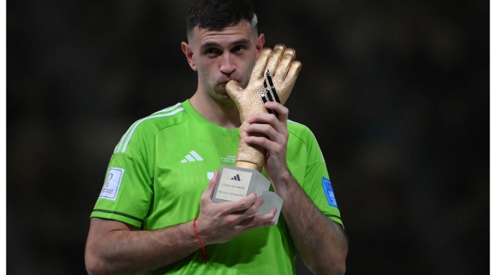 Polémica celebración de 'Dibu' Martínez al ser premiado con Guante de Oro 'Dibu' Martínez premiado con Guante de Oro en el Mundial de Qatar