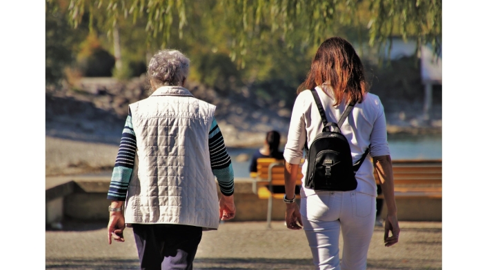Mujeres caminando en la calle