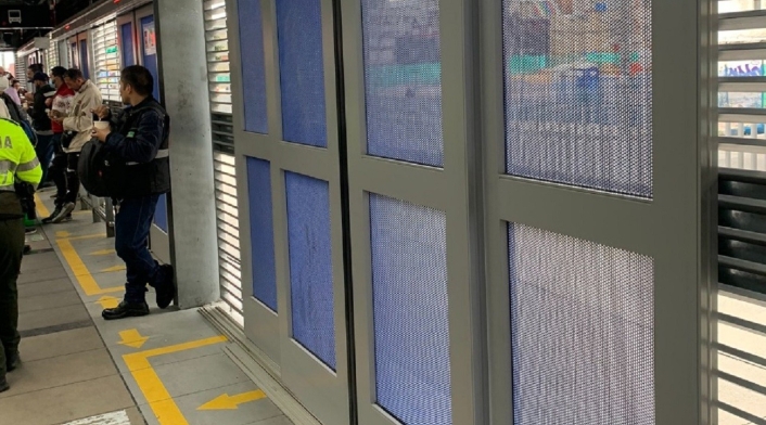 Puertas anticolados en Transmilenio Puertas anticolados en Transmilenio
