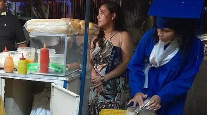 Joven recién graduada ayuda a su papá en la venta callejera de comida rápida Joven recién graduada ayuda a su papá en la venta callejera de comida rápida