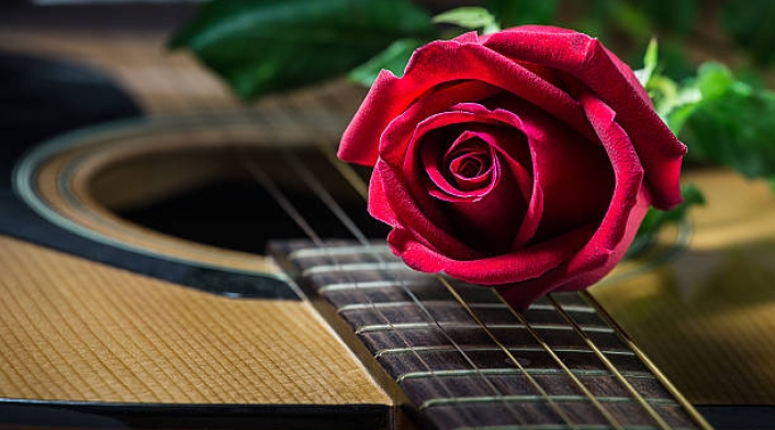 Hombre llevó mariachi a su amante y resultó que el cantante era el esposo Serenata fallida