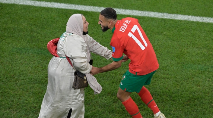 Sofiane Boufal celebra con su madre Sofiane Boufal celebra con su madre
