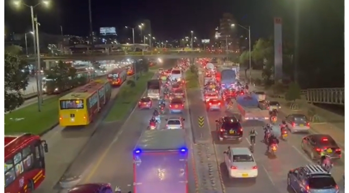Trancón en NQS por ciclovía nocturna en Bogotá Trancón en NQS por ciclovía nocturna en Bogotá