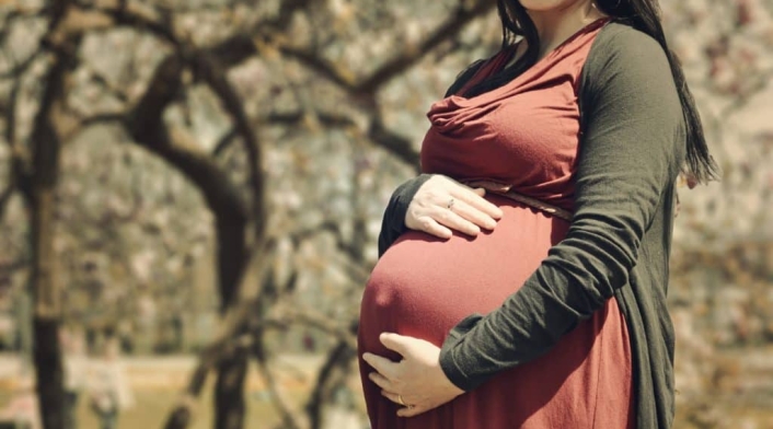 Mujer embarazada Mujer sosteniendo su barriga