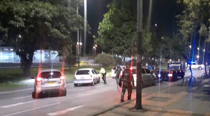 Carro embistió a policía en medio de protestas Carro embistió a policía en medio de protestas