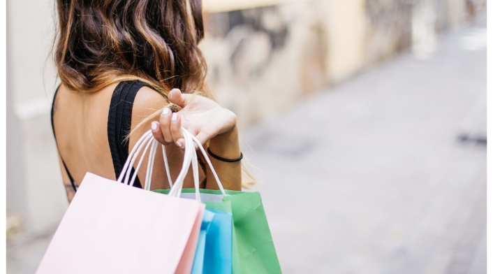 Cepillo de dientes ecológico, producto más vendido en Colombia Mujer comprando productos en Colombia