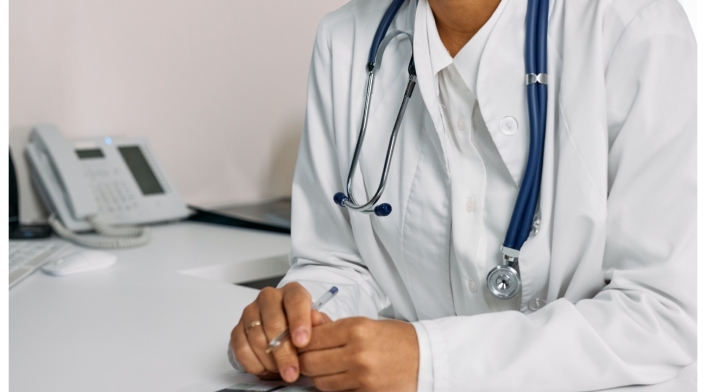 Clínica envió mensaje sobre cáncer terminal y quería desear Feliz Navidad Doctor sentado en el hospital