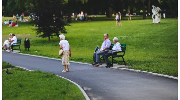Colpensiones y los cambios que habría en este régimen Colpensiones - Panorámica de adultos mayores en un parque