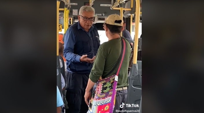 Conductor de un bus le pidió a un músico ambulante pagar el pasaje Conductor de un bus le pidió a un músico ambulante pagar el pasaje