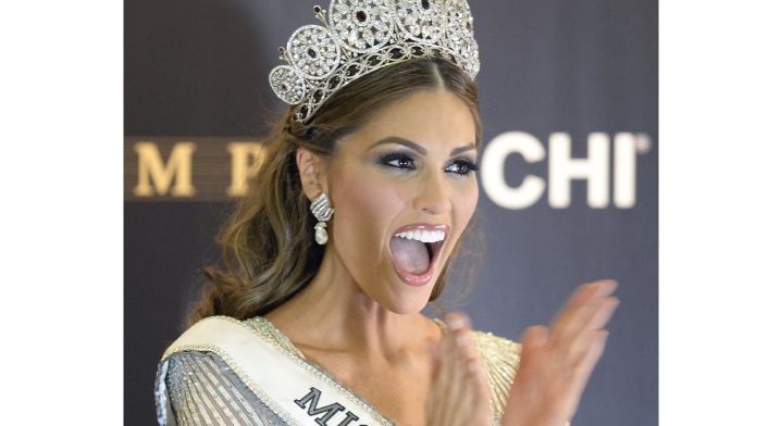 Miss Universo de 2013 Gabriela Isler, sonriendo y aplaudiendo luego de la coronación