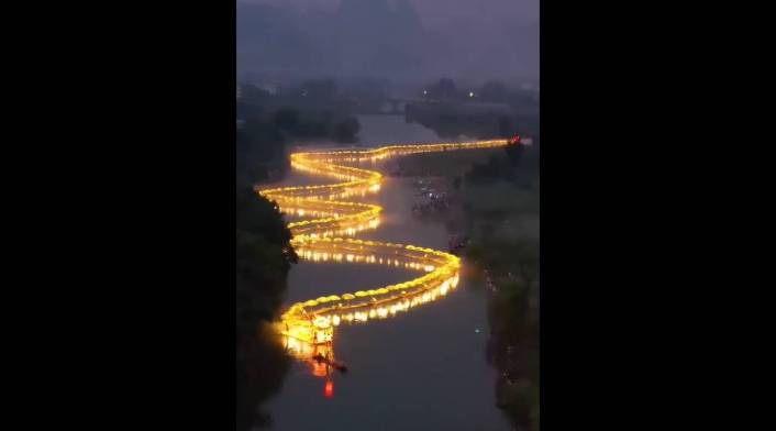 Dragones dorados en río de China Dragones dorados en río de China