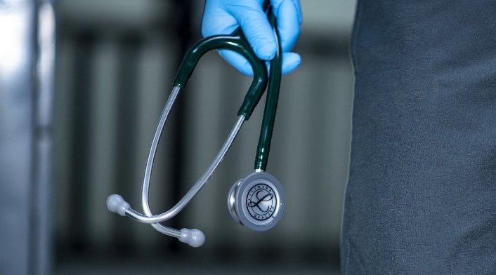 doctor con un estetoscopio en las manos