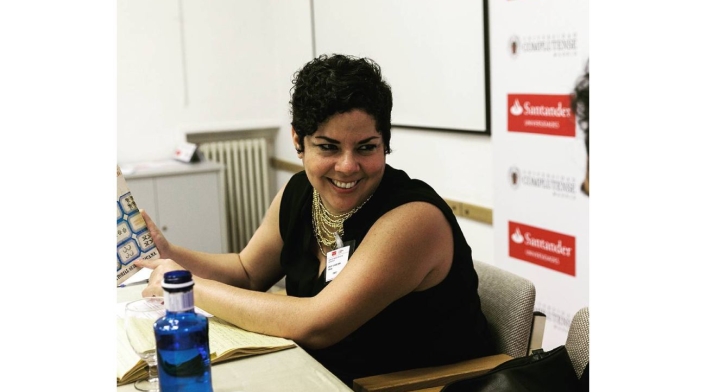 María Fernanda Ampuero sonriendo con un libro en sus manos