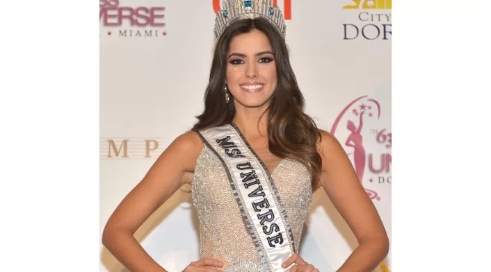 Miss Universo Paulina Vega sonriendo con su corona