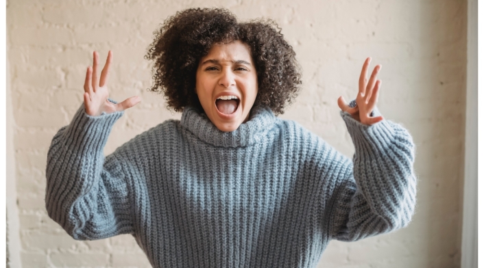 Oferta de empleo en Estados Unidos para mujeres malgeniadas Mujer discutiendo