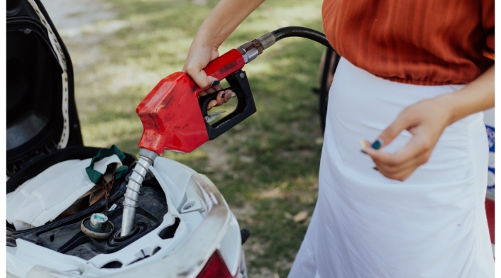 Precio de la gasolina y los países más caros del mundo Mujer tanqueando su carro