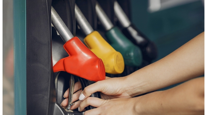 Precio de la gasolina y los países más caros del mundo Mujer en una estación de gasolina