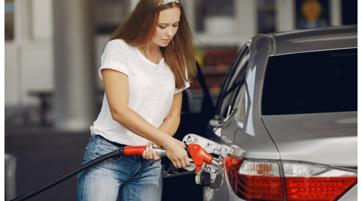 Precio de la gasolina y los países más caros del mundo Mujer tanqueando su carro
