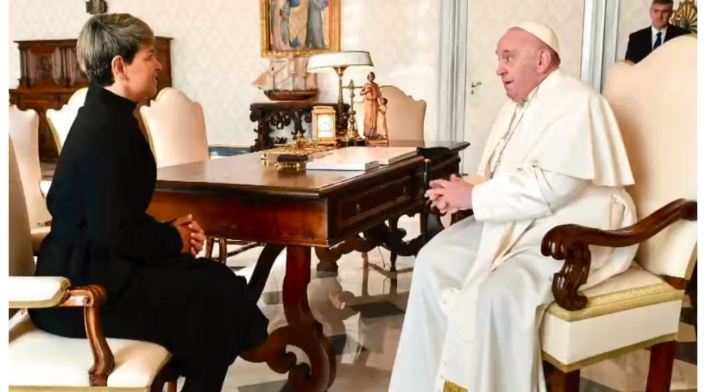 Verónica Alcocer con Papa Franciso Verónica Alcocer con Papa Franciso