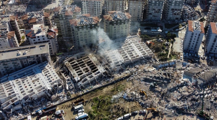 Terremoto en Turquía, también afectó a Siria La historia de la niña y su hermanito atrapados en los escombros