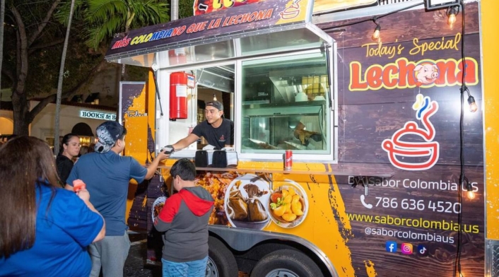 Carrito de comida colombiana en Estados Unidos