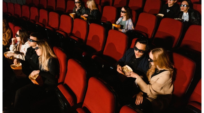 Cine a $5.000 en Colombia Personas viéndo una película en el cine