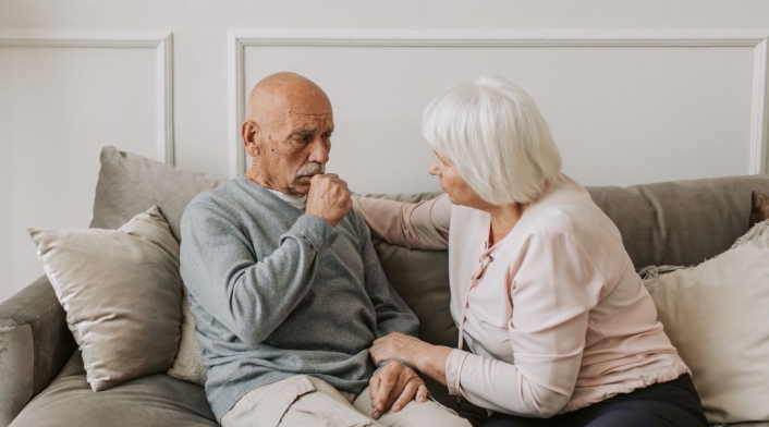 Adultos mayores Pareja de adultos mayores sentados