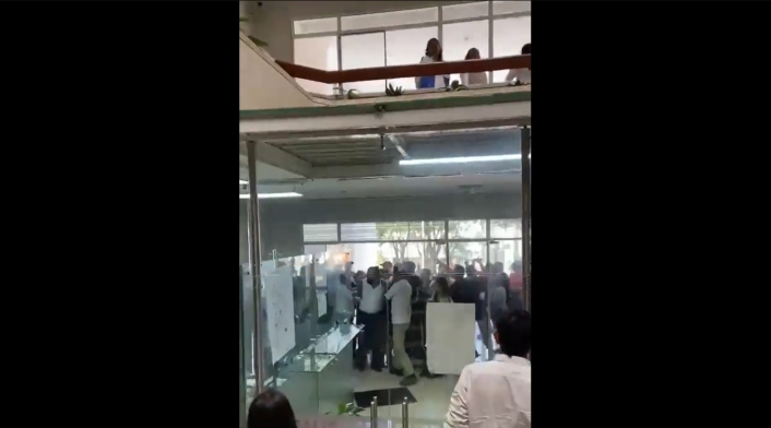 Gobernador de Santander fue abucheado y empujado Gobernador de Santander fue abucheado y empujado