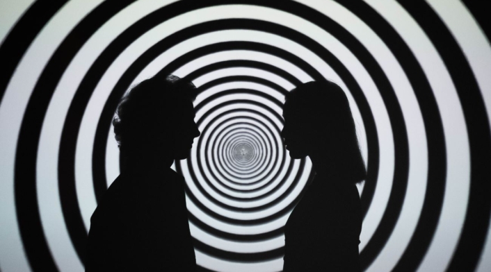 Hipnosis Dos personas en un fondo blanco y negro circular