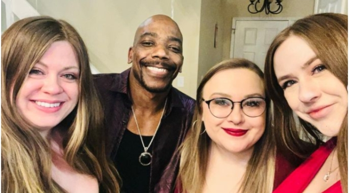 Hombre es mantenido por tres esposas Hombre es mantenido por tres esposas