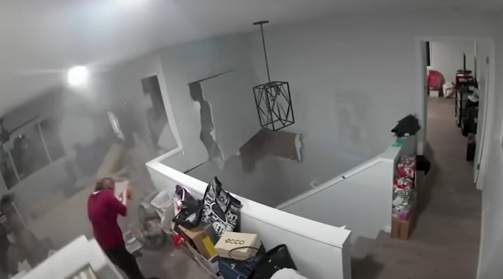 Mujer se salvó de ser golpeada por una roca Mujer se salvó de ser golpeada por una roca