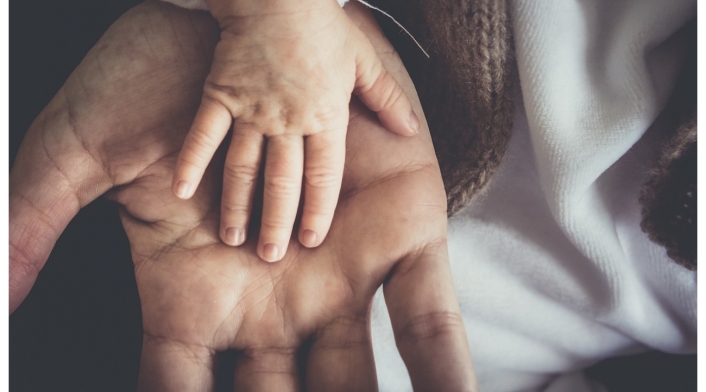 Licencia de paternidad en Colombia Bebé recién nacido con su familia