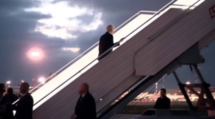 Joe Biden cae en escaleras del Air Force One