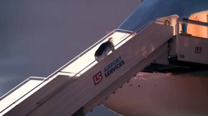 Joe Biden cae en escaleras del Air Force One