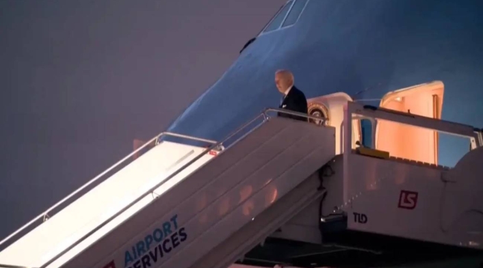 Joe Biden cae en escaleras del Air Force One