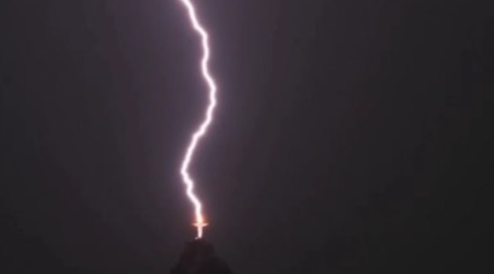 Rayo impactó Cristo Redentor Rayo impactó Cristo Redentor