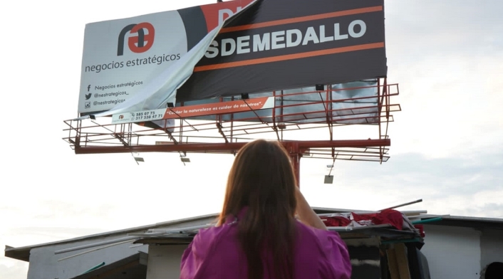 La Alcaldía de Medellín desmontó valla que promovía el turismo sexual