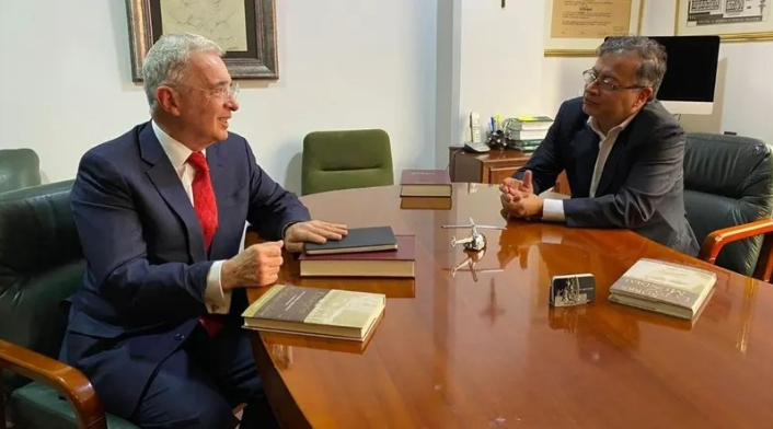 Gustavo Petro y Álvaro Uribe.