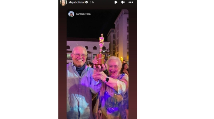 Alejandra Borrero y sus padres en los Premios India Catalina 2023 Alejandra Borrero y sus padres en los Premios India Catalina 2023