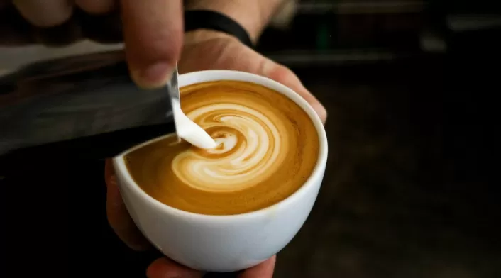 El café instantáneo se disuelve mejor en poca leche El café instantáneo se disuelve mejor en poca leche