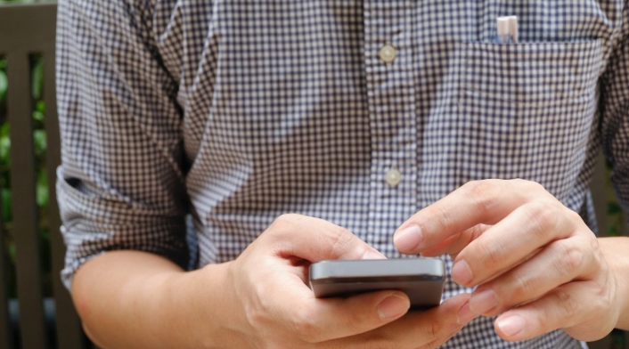 Persona con un celular Hombre con celular en sus manos