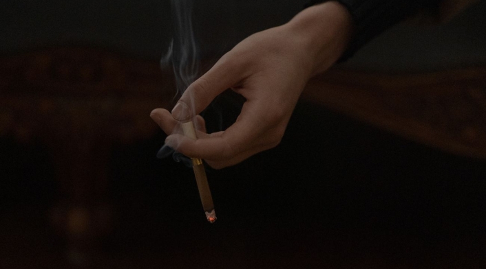 Persona con un cigarrillo Persona con un cigarrillo en su mano