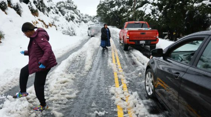 California azotada por una tormenta: cientos de casas 'enterradas' bajo la nieve California azotada por una tormenta: cientos de casas 'enterradas' bajo la nieve