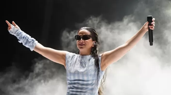 La cantante Rosalía en su presentación en el festival Lollapalooza Argentina 2023