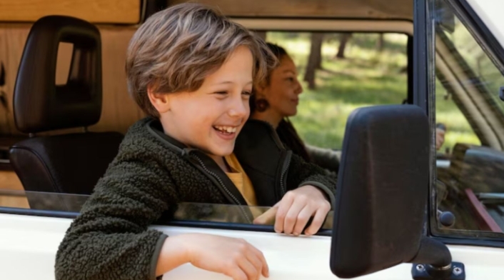 Multa por llevar a niños en la parte delantera del carro Niño en el puesto del copiloto