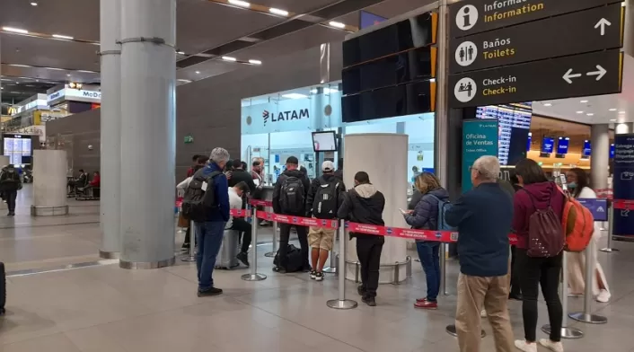 Viajeros acuden a Latam