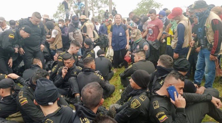 "Dos horas aguantando, mi general. Dos horas": Policías retenidos por comunidades en Caquetá