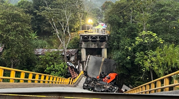 Las causas del colapso del puente están por establecerse.