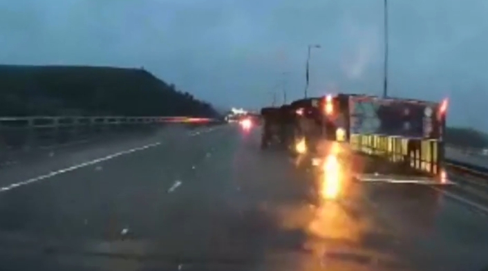 Camión se volcó por fuertes vientos en UK Camión se volcó por fuertes vientos en UK